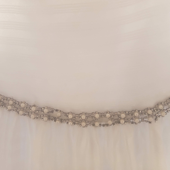 White formal dress perfect for a flower girl - Picture 2 of 4